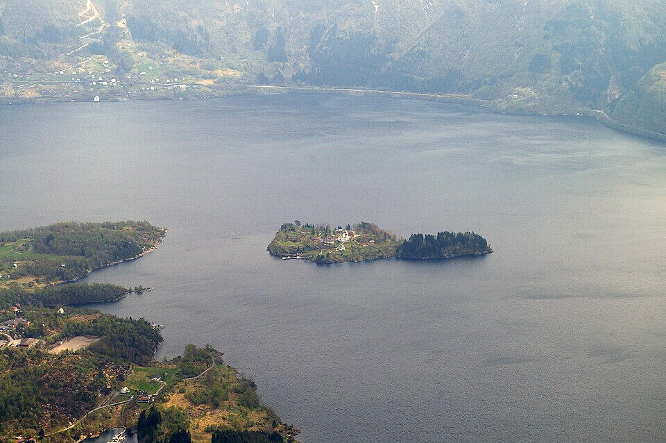 Olsnesøyna - Frode H. Korneliussen - CC SA 4.0 https://commons.wikimedia.org/wiki/File:Olsnesøya.JPG